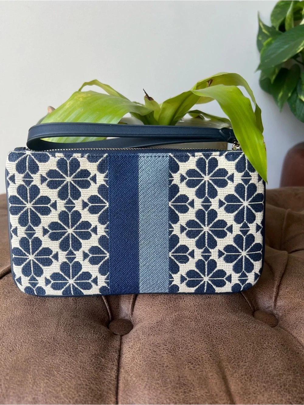 kate spade Navy & Cream Floral Stripe Wristlet  Limited Edition Like New